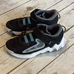 2Y boys Nike basketball shoes Velcro